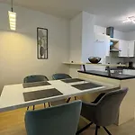 3 - Klimaanlage, Grosses Sofa, Cafe & Wlan, Selfcheckin, Parkplatz, Fuer 5 Gaeste דירה