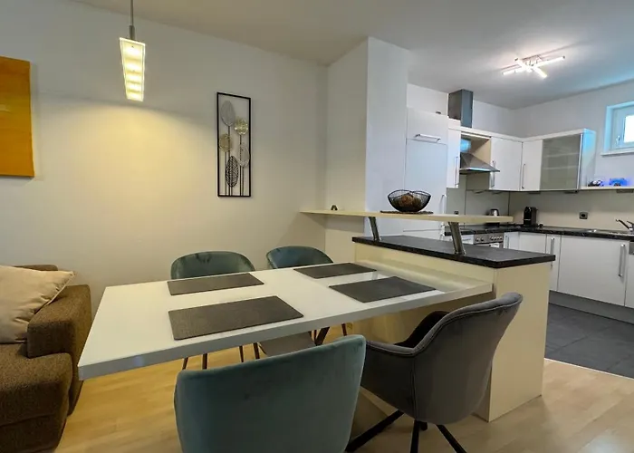 3 - Klimaanlage, Grosses Sofa, Cafe & Wlan, Selfcheckin, Parkplatz, Fuer 5 Gaeste Apartment