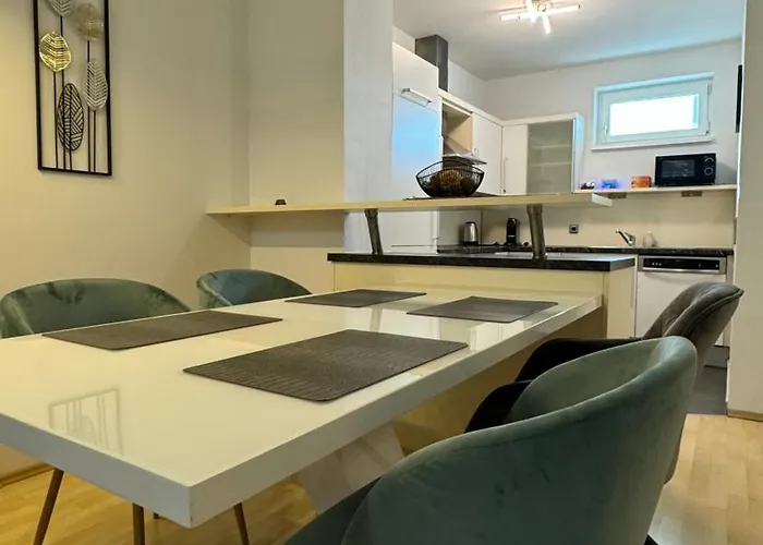 Apartment 3 - Klimaanlage, Grosses Sofa, Cafe & Wlan, Selfcheckin, Parkplatz, Fuer 5 Gaeste *